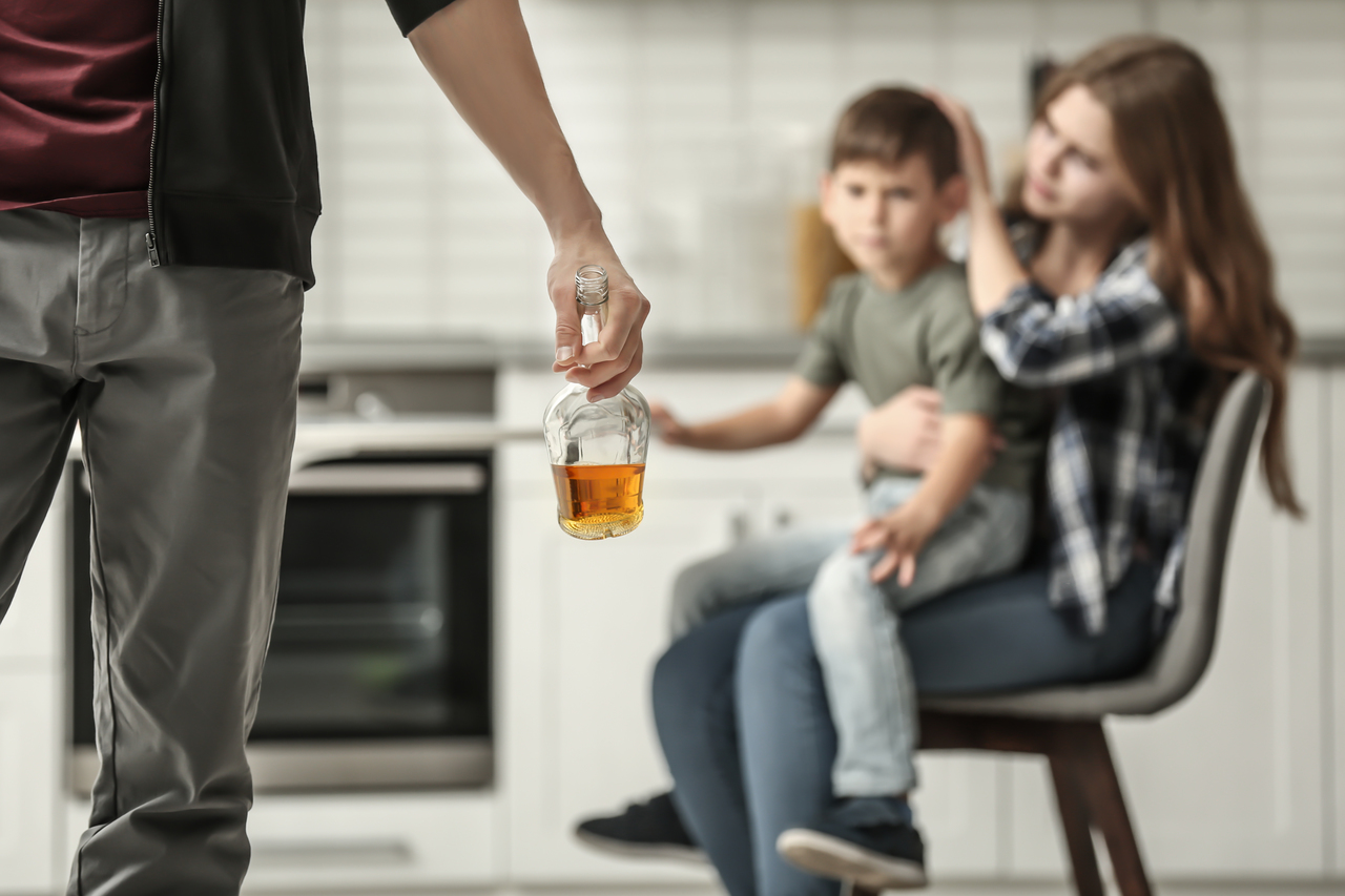 Jak funkcjonuje rodzina z problemem alkoholowym?