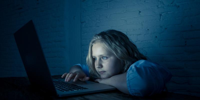 Wskazówki dla rodziców i dzieci jak mądrze korzystać z zasobów Internetu.