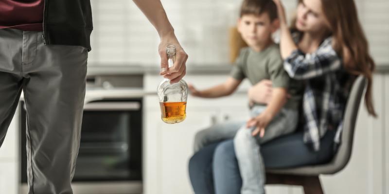 Jak funkcjonuje rodzina z problemem alkoholowym?